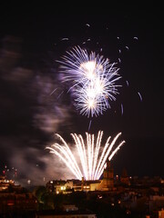 Larga exposici&oacute;n de fuegos artificiales coloridos en el cielo nocturno