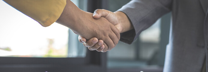 Business woman shaking hands, Hold hands to build business friendships after the chess game is over, Strategic tactics and business analysis are like playing chess, Building business alliances.