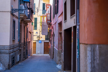 Fototapeta na wymiar Typowa wąska uliczka w miasteczku Palma, Majorka. Kolorowe fasady miejskich domów.