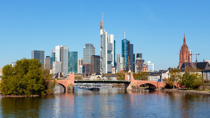 Fototapeta na wymiar Frankfurt am Main, Blick auf die Skyline von der Ignatz-Bubis-Brücke, 18.04.2022.