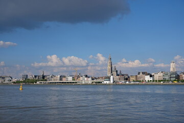 Obraz premium Antwerpen Skyline - Fluss Schelde