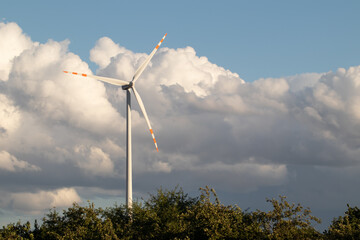 Wiatrak na tle obłoków. © Dariusz