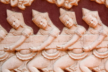 Wat Ounalom : detail of a sculpture depicting a scene from the Ramayana, the churning of the sea of milk