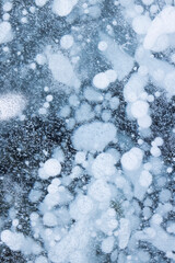 Burbujas de metano congeladas en el hielo 