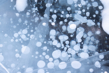 Burbujas de metano congeladas en el hielo 