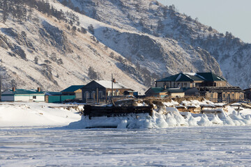 Viejo dique congelado al amanecer sobre lago helado