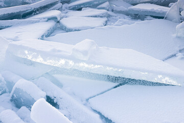 Fototapeta na wymiar placas de hielo rotas en lago congelado al amanecer