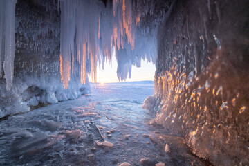 Cuevas de hielo sobre lago congelado al amanecer