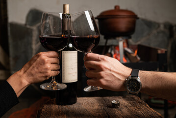 preparando la cena y brindando con copas de vino tinto