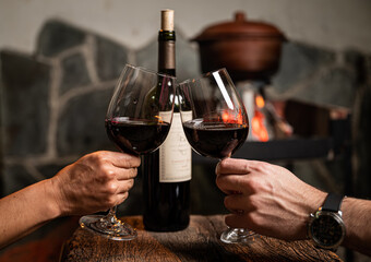 preparando la cena y brindando con copas de vino tinto