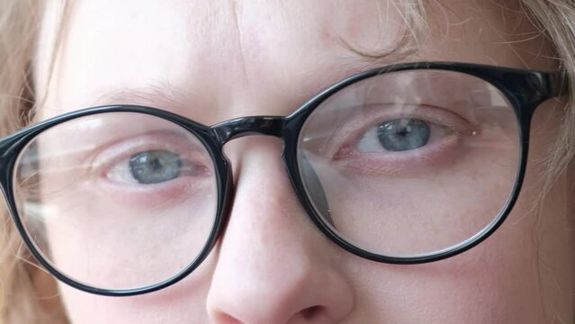 woman with nystagmus wearing glasses, uncontrollable rhythmic movements of the eyeballs, Pathological nystagmus