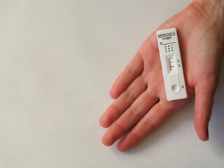 Coronavirus positive antigen test result in covid pandemic © Marta Miranka