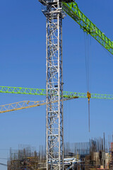 Building crane and building under construction