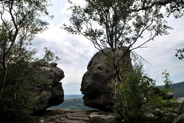 Zdjęcie przyrody przedstawiające górski krajobraz, dwa głazy przypominające gadające głowy