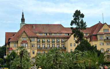 zdjęcie hotelu w kurorcie i palmy