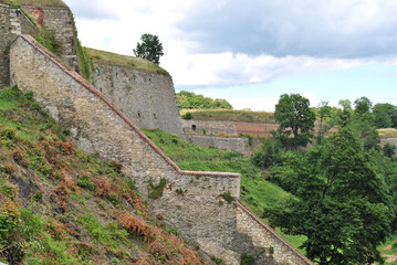 zdjęcie architektury przedstawiające fragment murów obronnych na zboczu góry