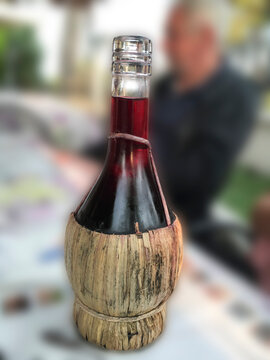 Rotwein, Roter Landwein in einer Korbflasche