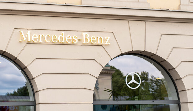 Mercedes Benz am Odeonsplatz in M&uuml;nchen