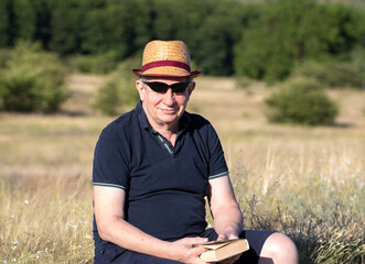 Adult man with straw hat and sunglasses