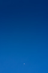 Obraz premium clear blue sky with half moon background