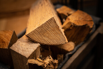 Holzvorrat am Kamin im Wohnzimmer Brennholz