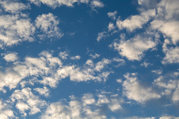 Céu azul com nuvens brancas dispersas