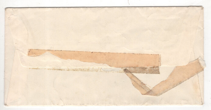 die Rückseite eines vergilbten alten verschlossenen Briefumschlags mit aufgerissenem Klebestreifen - Vintage