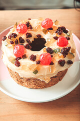 Bolo de branquinho com cereja e frutas cristalizadas 
