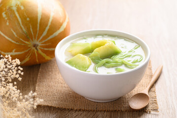 Thai dessert (Lod Chong), Rice flour jelly pandan flavor with Thai melon in coconut milk