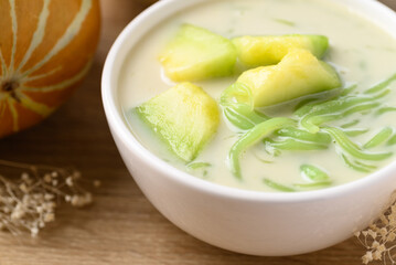 Thai dessert (Lod Chong), Rice flour jelly pandan flavor with Thai melon in coconut milk - obrazy, fototapety, plakaty