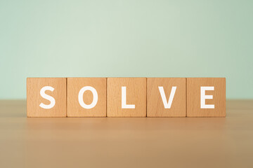 解決・解答のイメージ｜「SOLVE」と書かれたブロック
