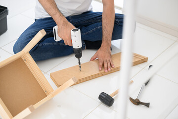 DIYをする男性の手元　顔無し