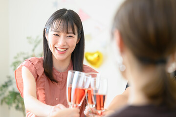 家やレストランでの女子会の様子　