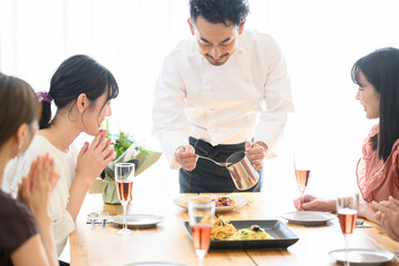 レストランでのシェフ　盛り付け　女子会の様子