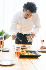  レストランでのシェフ　盛り付け