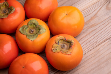 木の板の上においた柿の写真