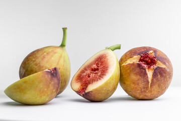 イチジクの断面が見える白背景写真