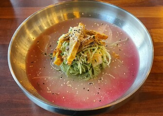 비트를 넣은 육수와 육전이 올려져 있는 냉면
Naengmyeon topped with beef broth and...