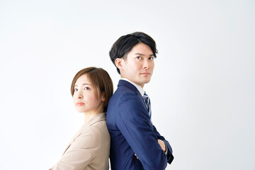 背中合わせで腕組みするビジネスウーマンとビジネスマン　白背景