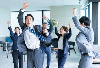 ダンスをするスーツを着た日本人男女
