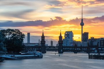 Sonnenuntergang an der Oberbaumbrücke - obrazy, fototapety, plakaty