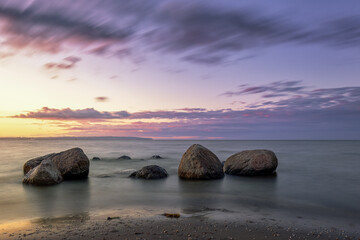 Fototapeta na wymiar Steine am Strand zum Sonnenuntergang