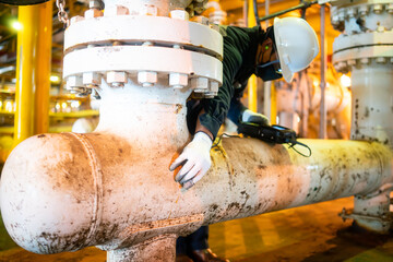 Inspectors inspect pipes in the petrochemical industry with ultrasonic instruments.