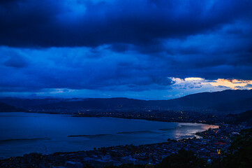 暗い空の立石公園からの風景