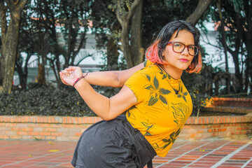 mujer flexible posando 