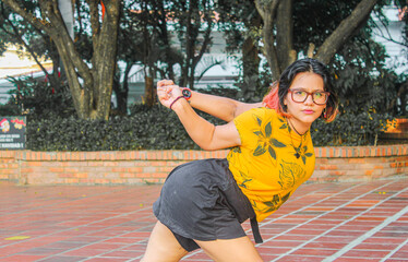 mujer flexible posando 