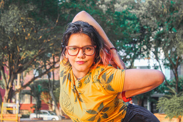 mujer flexible posando 