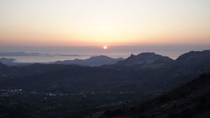 Schöner Sonnenuntergang mit Berg und Meer Blick