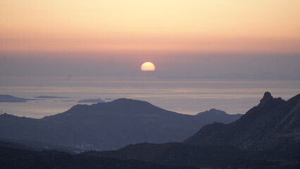 Schöner Sonnenuntergang mit Berg und Meer Blick