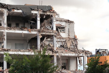 Demolition of an old building. Production hall, former sewing room. Rozbiórka starego budynku. Hala produkcyjna, dawna szwalnia. © jarizPJ